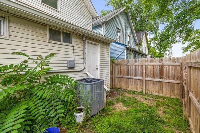 Building Photo - 1533 Draper St