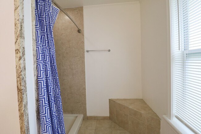 Building Photo - Charming 2 Bed, 1 Bath Home!