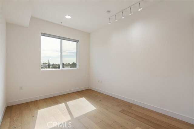 Building Photo - 820 S Wilton Pl