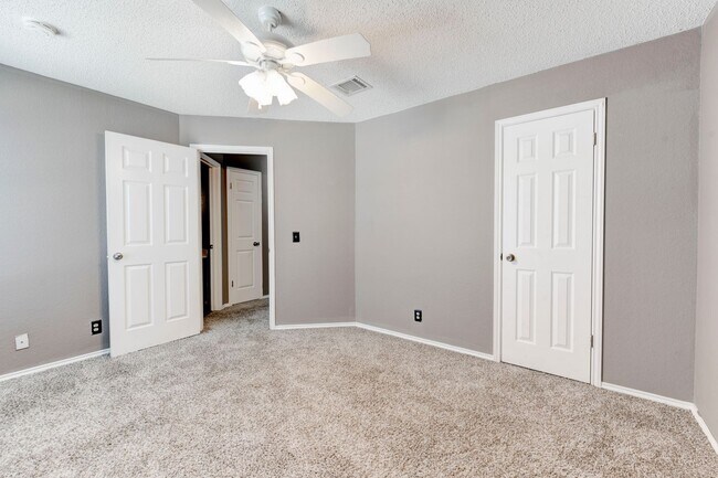 Building Photo - Spacious and Updated Home in Prime Location