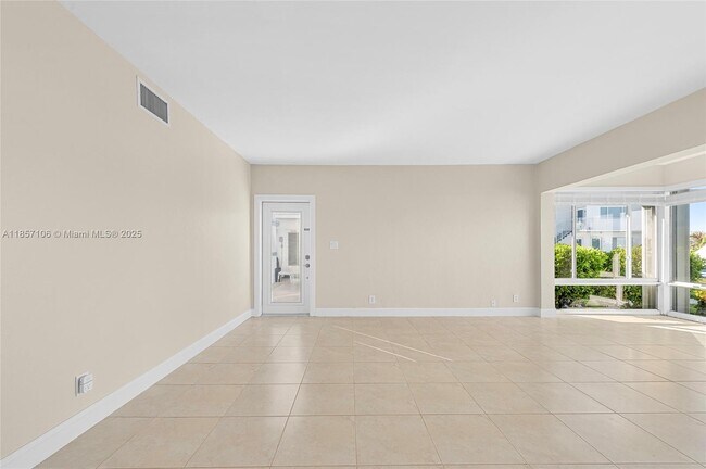 Building Photo - 425 Bayshore Dr