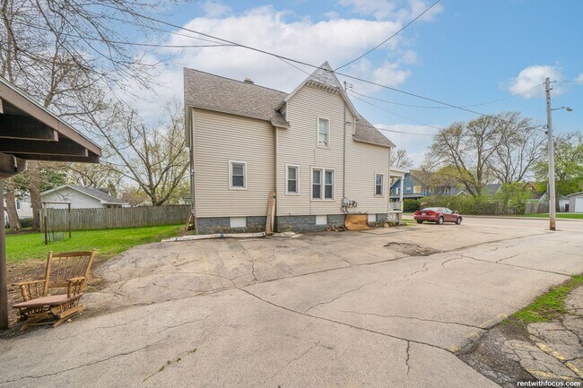 Building Photo - 714 S Memorial Dr