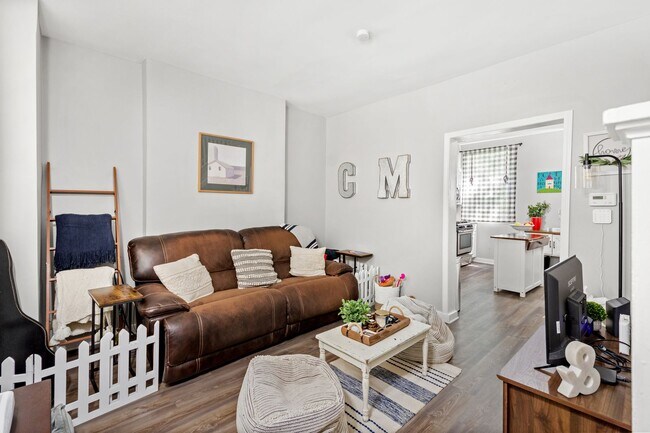 Building Photo - Sensational 2 bedroom home in Beechview available May 1!