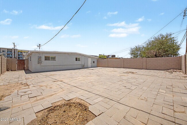 Building Photo - 2038 E Lemon St