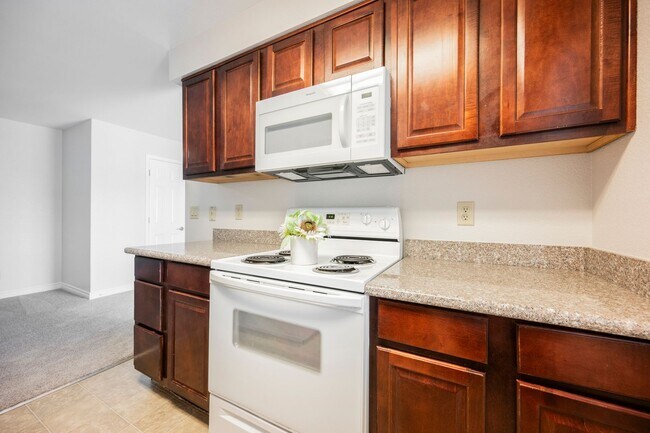 Building Photo - Beautiful 1 bedroom condo Resort style guard gated community