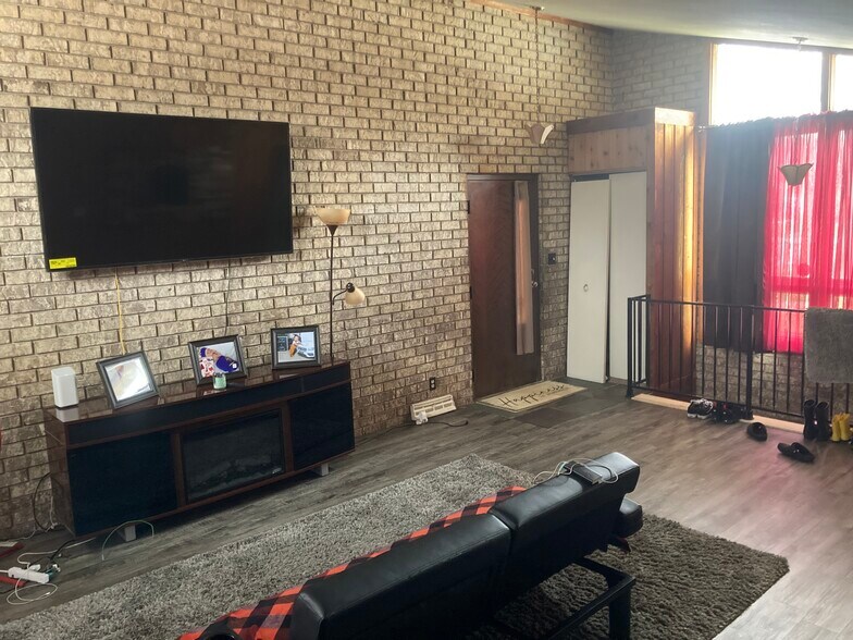 Living Room / Entry - 4149 Curwood Ave SE