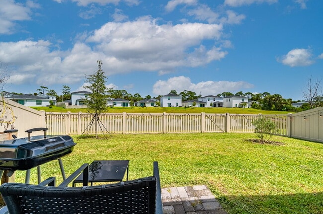 Building Photo - 3/2 in gated Tillman Lakes!