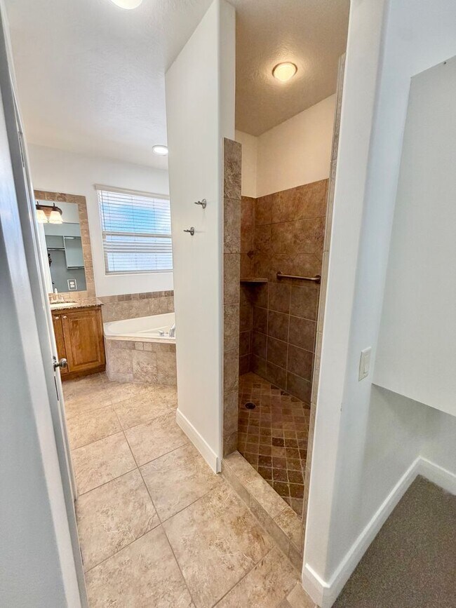 Building Photo - 988 E Silver Falls Dr