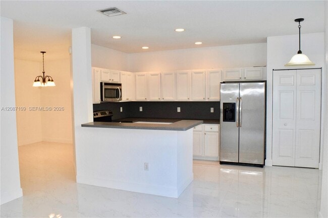 Building Photo - 20733 NE 10th Ct