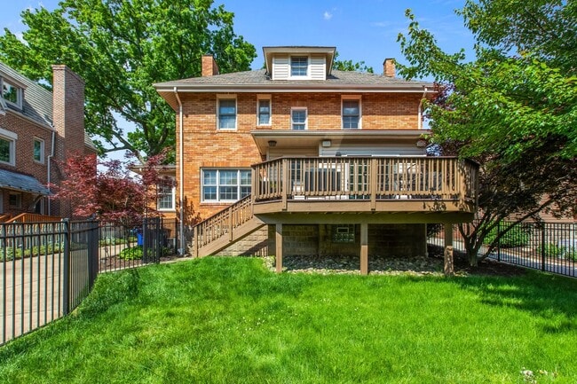 Building Photo - *Beautifully Updated & Spacious 4BD/4BA Si...
