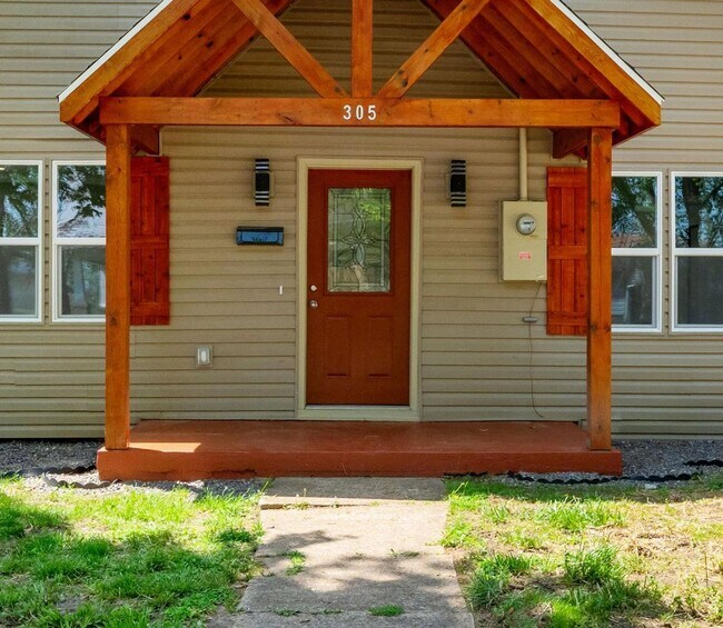 Building Photo - FIRST MONTHS RENT IS FREE! Beautiful remodeled home in Bolivar located near the square! 3 bedroom...