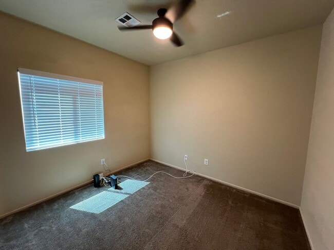 Building Photo - 4 BEDROOM HOME!