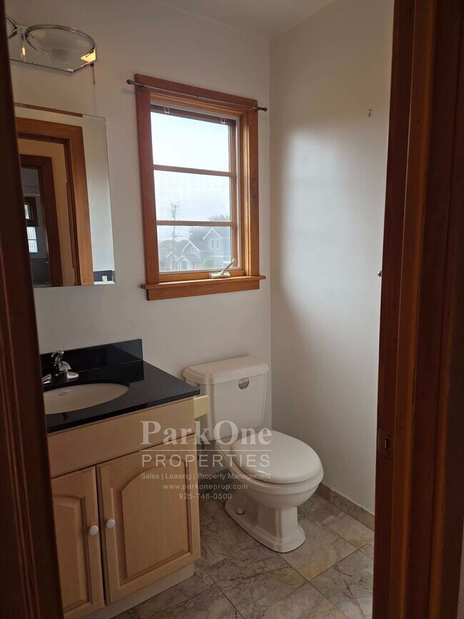 Building Photo - Adorably Rustic home 2 blocks from the shore.