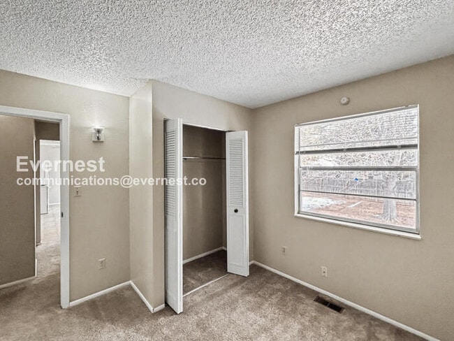 Building Photo - 3 Bed, 2 Bath Home with Fenced Yard & Garage / Available Now!