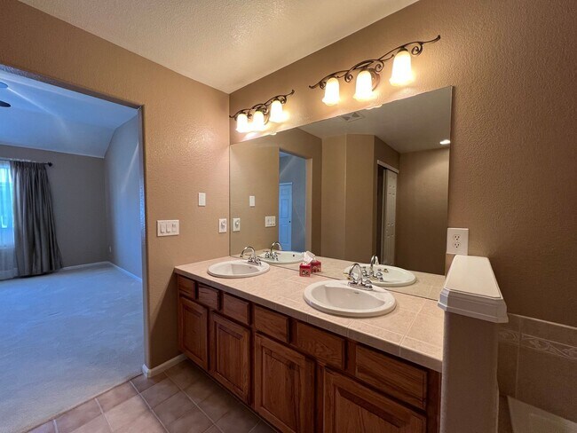 Building Photo - Splendid Townhome in Castle Pines