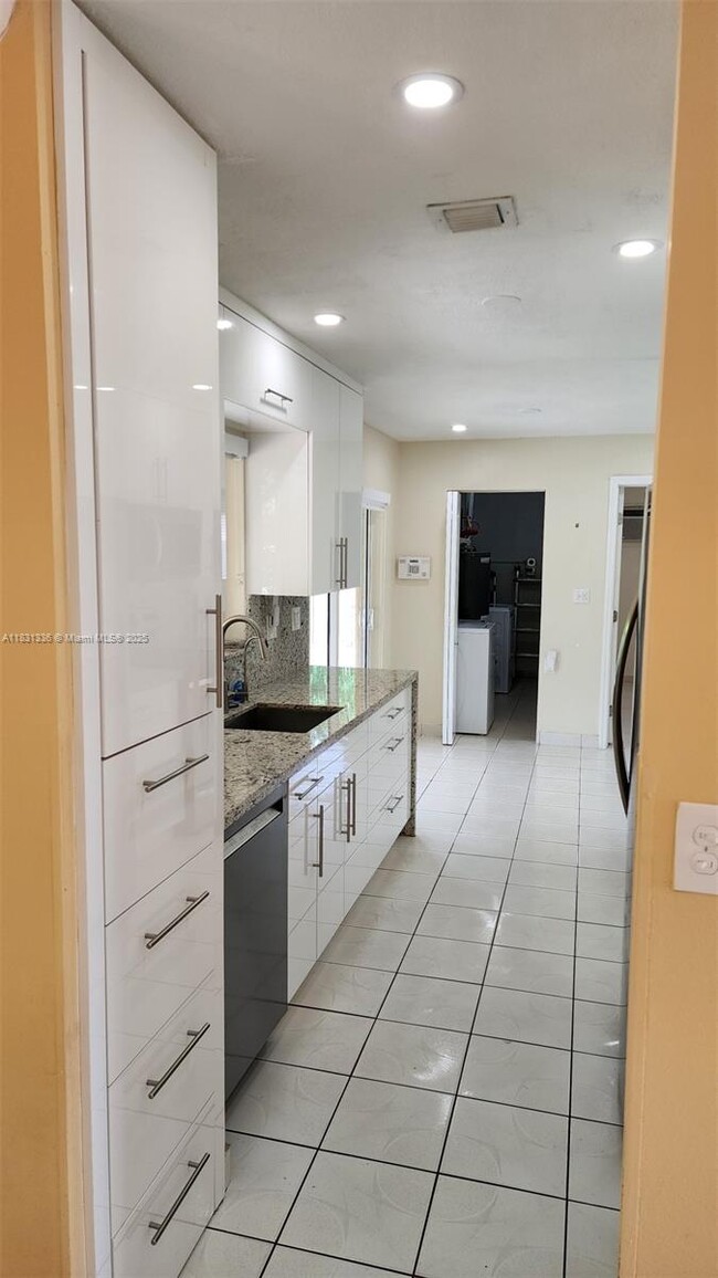 Building Photo - 5460 SW 133rd Ct