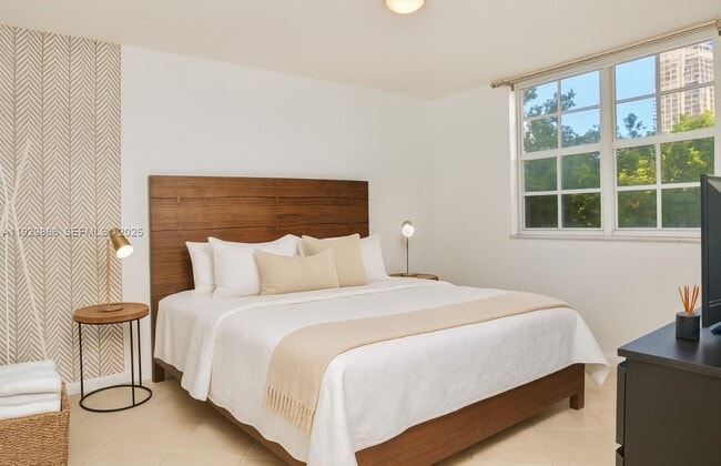 Building Photo - 19601 E Country Club Dr