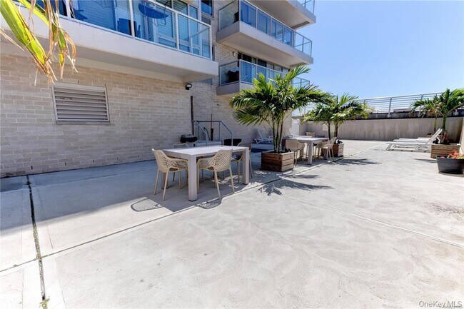 Building Photo - 170 W Broadway