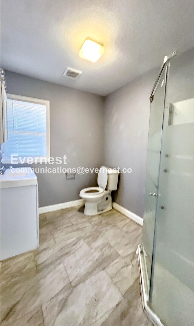 Building Photo - 1402 E 65th St