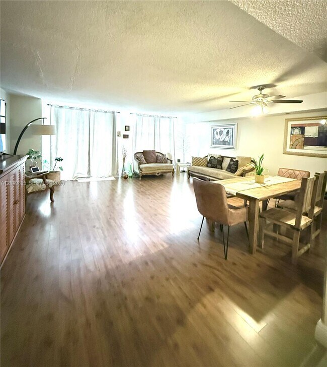 Building Photo - 10000 W Bay Harbor Dr
