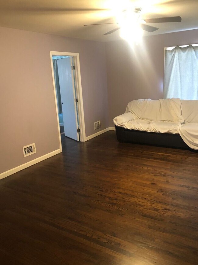 Building Photo - Nice 4 Bed 2.5 Bath House! Available July 2026!