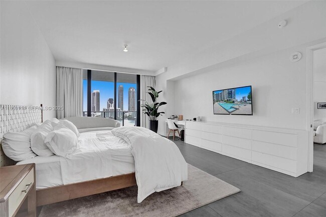 Building Photo - 5000 Island Estates Dr