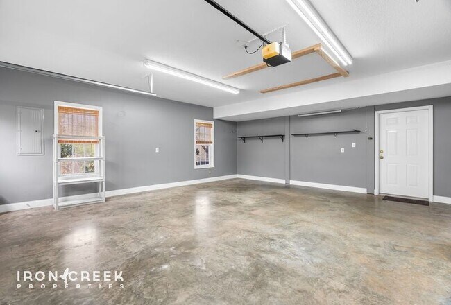 Building Photo - 8 Rose Briar Cir