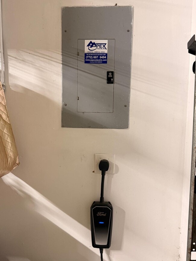 Building Photo - 1902 SW Aladdin St