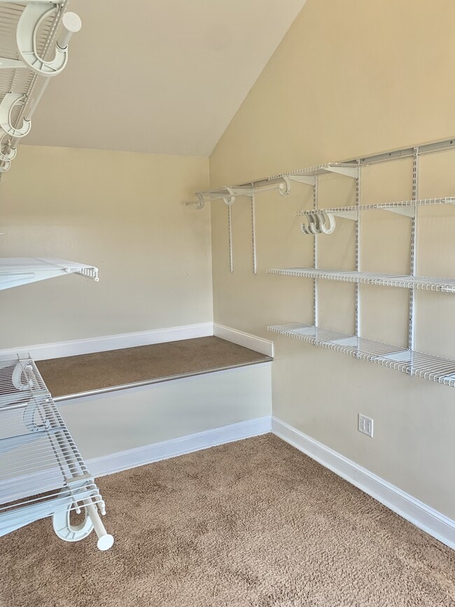 Building Photo - 756 Stream Rd