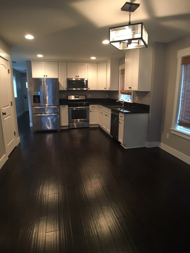 Building Photo - Spacious 3br/3.5ba House with Garage & AC in South Tabor Neighborhood