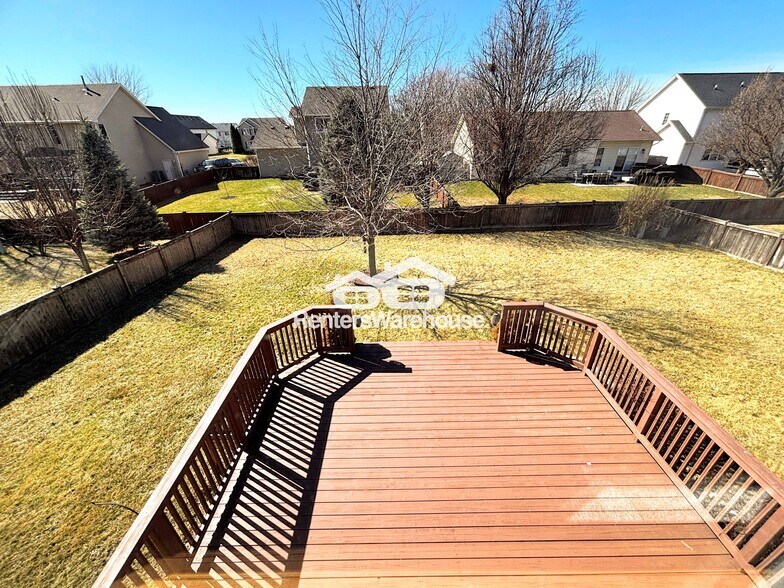 Building Photo - 330 NE Cardinal Ln