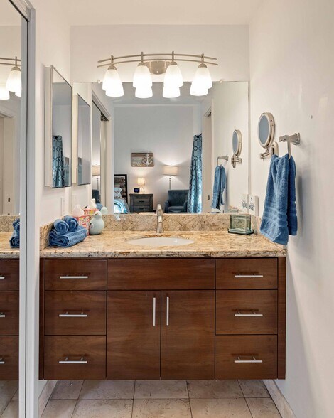 Building Photo - 255 Valley Dr