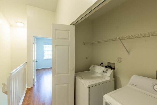 Building Photo - 6916 Crooked Fence Dr