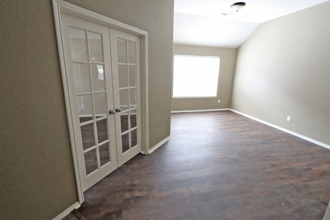 Building Photo - 1000 Warbler Ln