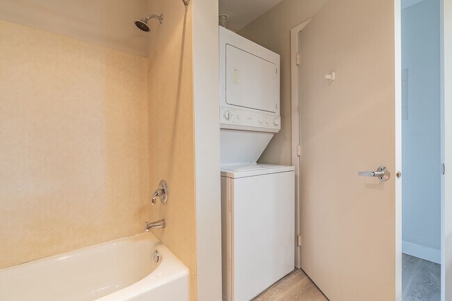 Building Photo - Huge Central Area Studio with PARKING and ...
