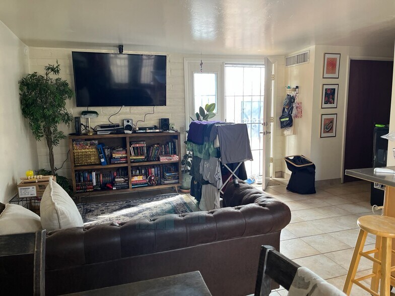 Building Photo - 1703 E 13th St