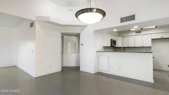 Building Photo - 574 Duchess Dr