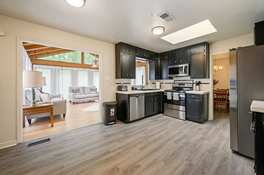 Building Photo - 2450 Weatherford Ct