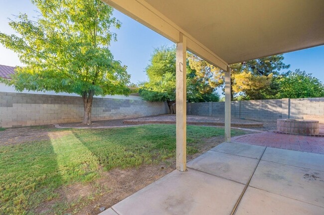 Building Photo - Spacious 5-Bedroom Home with Open Layout & Private Backyard