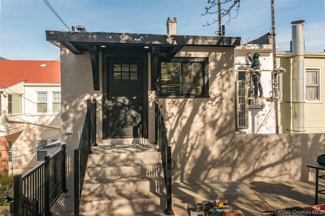 Building Photo - 86 Main St