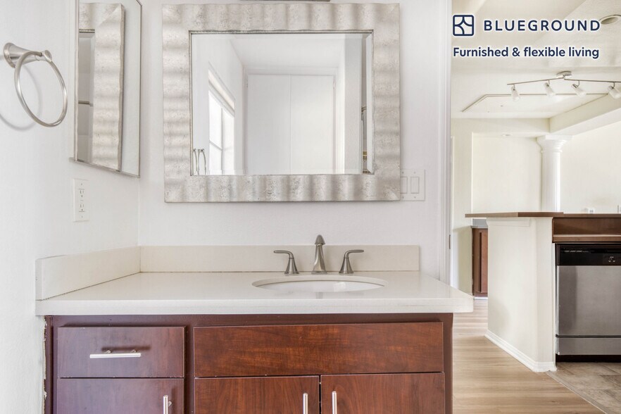 Building Photo - 114 N Doheny Dr