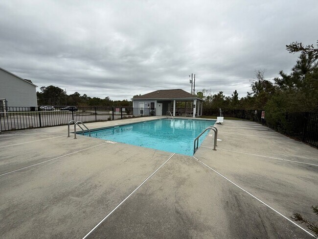 Building Photo - Beautiful 2 bedroom, 2.5 bath Town House