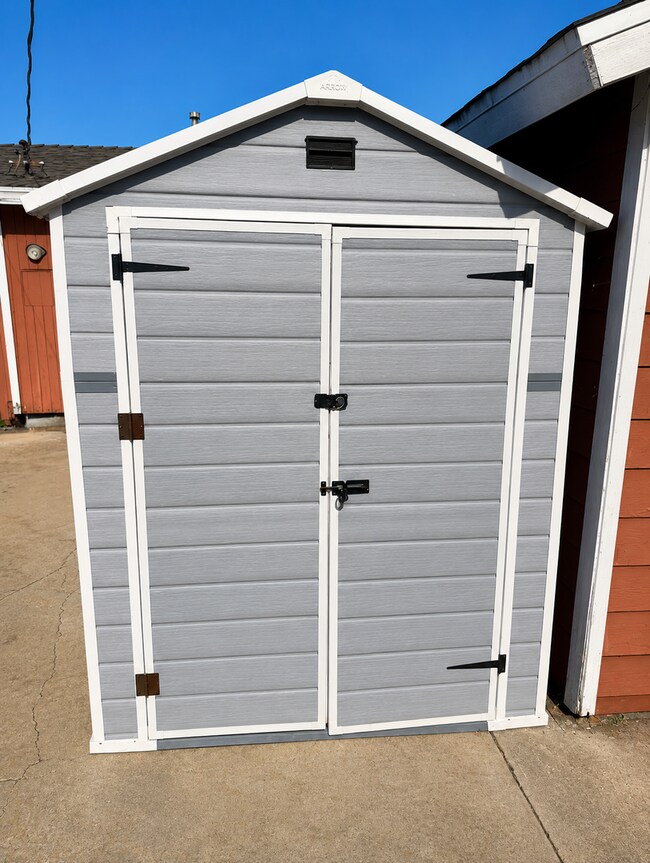 Building Photo - LB1117 (Rose) OWNER APPROVAL