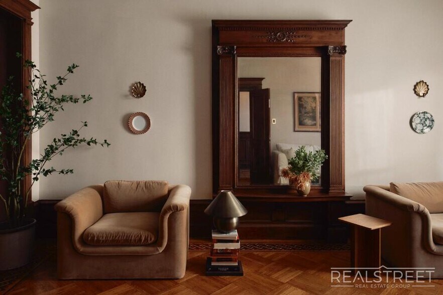 Building Photo - Luxury 4-Bed, 3.5-Bath Duplex with Private...