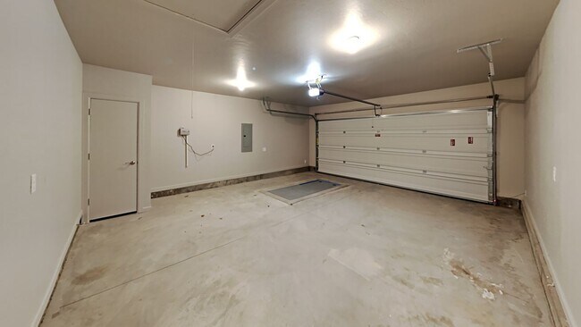 Building Photo - Very nice 3 Bedroom, 2 Bathroom 2 Car garage with Storm Shelter in East Edmond