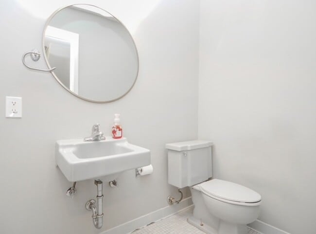 Building Photo - Beautiful midtown condo