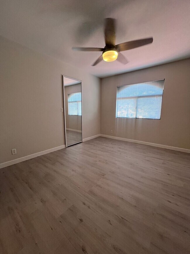 Building Photo - The Enclaves 3 bed 2 bath Upgraded Condo!