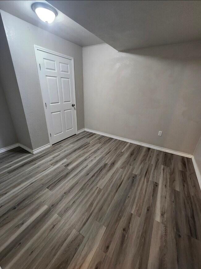 Building Photo - Take a look inside! 4 bed 2 bath with 3 car garage