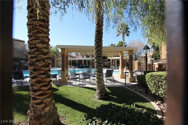 Building Photo - 950 Seven Hills Dr