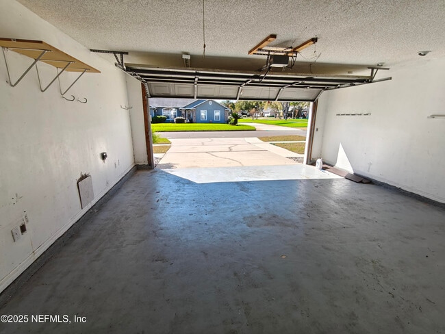 Building Photo - 8971 Rockpond Meadows Dr